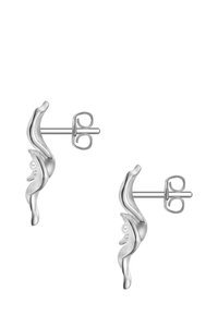 Srebrni ušni naušnice u obliku spirale s glatkim, valovitim dizajnom i malim bisernim naglascima, pričvršćene leptirastim leđima.