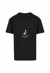 Sort bomulds t-shirt med korte ærmer har et lilla sommerfugle grafik og hvid tekst på ryggen, centreret over kanten.