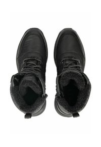 Botas negras de tobillo hechas de cuero con un suave forro de piel. Incluyen cordones y cremalleras laterales, lo que permite un acceso fácil.