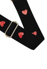 Cinghia in tessuto nera con cuori ricamati rossi, dotata di una fibbia in metallo dorato. Il design è piatto e presenta una texture liscia.