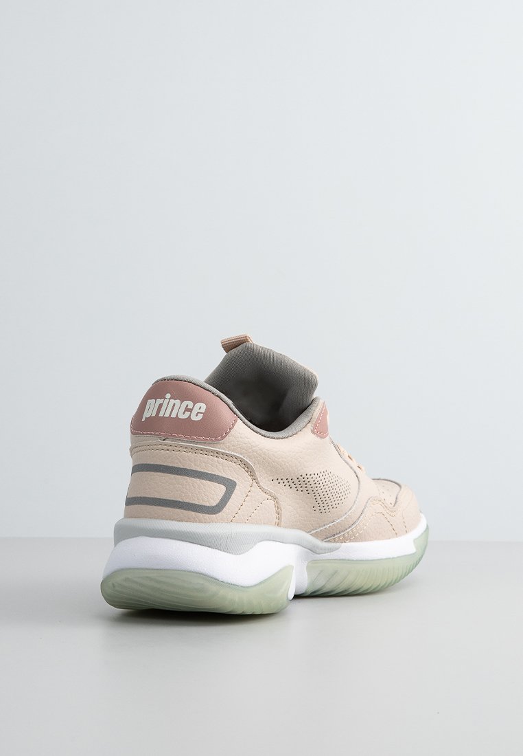 Zapatilla deportiva de color rosa claro con parte superior texturizada, detalles de malla, suela de goma y el logo de "prince" en el talón. Media suela blanca y suela exterior verde.