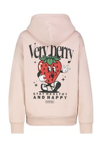 Rosa Kapuzenpullover mit einem großen Cartoon-Erdbeer-Design auf dem Rücken, das den Text "Very berry" und "STAY HEALTHY AND HAPPY" in Schwarz zeigt.