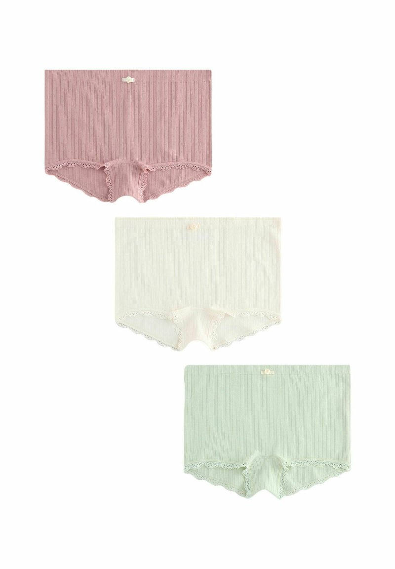 Drie paar geribde katoenen shorts in lichtroze, crème en lichtgroen, met kantafwerking en decoratieve knopen op de tailleband.