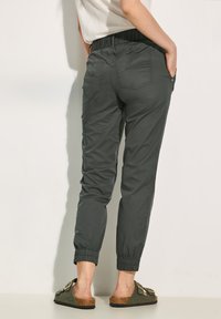 Cecil UTILITY IM CASUAL FIT - Tygbyxor - grün