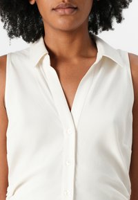 Guess LILIANE - Dolga obleka - dove white