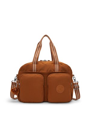 Sac de sport en nylon marron avec deux poches avant zippées, poignées rayées et bandoulière, et un petit porte-clés singe en peluche attaché.