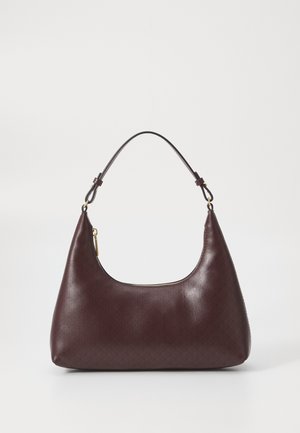 Donkerbruine leren handtas met subtiel gegraveerd patroon, enkele schouderriem en gouden rits aan de bovenkant.