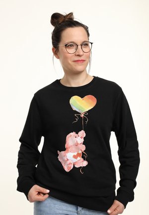 Czarna bluza z kolorową ilustracją dwóch różowych misiów trzymających w sercu balon w kształcie serca w kolorach tęczy. Miękka tkanina, luźny krój.