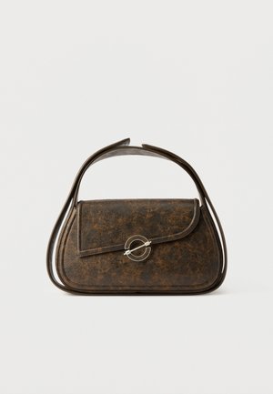 Barna bőr kézitáska aszimmetrikus záródással és kerek ezüst kapoccsal, amely dupla felső fogantyúval rendelkezik, fehér háttér előtt.