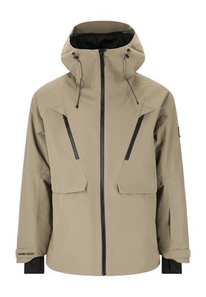 Veste imperméable beige avec capuche, dotée de deux poches poitrine zippées, de poches latérales et de poignets ajustables. Texture lisse et mate.