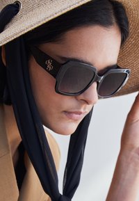Guess Aurinkolasit - black