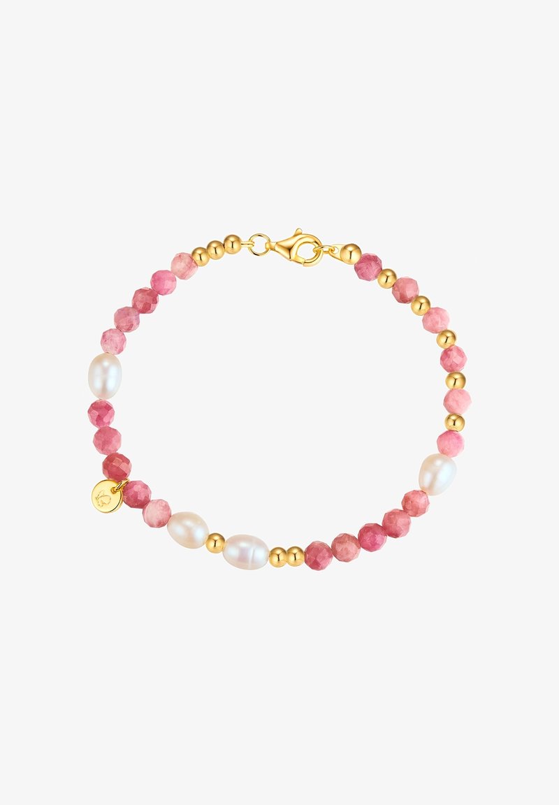 Gyöngyös karkötő, amely rózsaszín, fazettált köveket, arany kerek gyöngyöket és fehér, ovális alakú gyöngyöket tartalmaz, arany csattal és kis charm-mal.