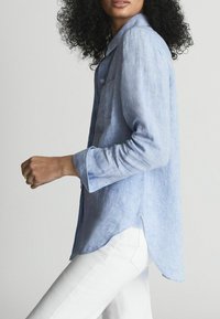 Reiss CAMPBELL LONG SLEEVE - Užsagstoma palaidinė - blue