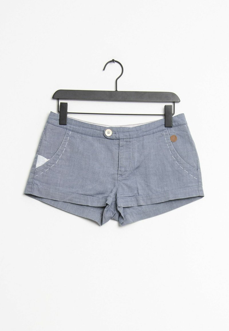 Short en coton bleu avec poches avant et bouton, suspendu sur un cintre en plastique noir sur fond blanc.