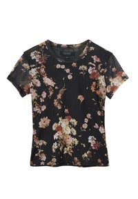 T-shirt nera a maniche corte con un motivo floreale in tonalità di rosa, bianco e marrone; tessuto morbido e leggero con scollatura rotonda.