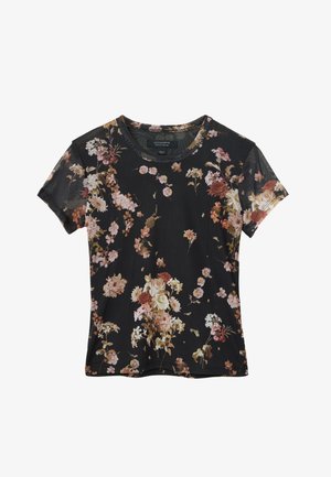 Zwart t-shirt met korte mouwen met een bloemenpatroon in roze, wit en bruintinten; zachte, lichte stof met een ronde halslijn.