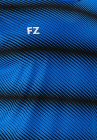 Blå atletisk tyg med svarta vågiga ränder; har en vit "FZ"-logotyp som tydligt syns. Slät textur, standard t-shirtdesign.