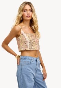 Cropped, mouwloos topje gemaakt van pailletten in pastelkleuren van roze en goud, met een vierkante halslijn en dunne schouderbandjes.