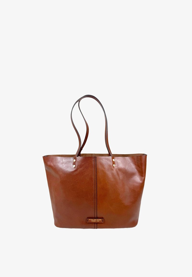 Braune Ledertasche mit zwei Griffen und einem kleinen vorderen Etikett mit der Aufschrift "The Bridge Firenze 1969" vor weißem Hintergrund.