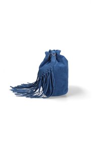 Borsa a secchiello blu in suede con chiusura a coulisse e lunghe frange su un lato. Texture morbida, forma rotonda e design informale.