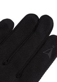 Zwarte handschoenen van textuurstof met drie vingergaten, een logo op de pols en een strakke pasvorm met stikselaccenten.