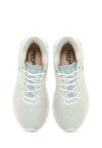 Hellgrüne Sportschuhe mit einem Obermaterial aus Mesh, weißen Schnürsenkeln und einem weichen Innenfutter. Verfügt über einen dezenten blauen Akzent auf der Zunge.