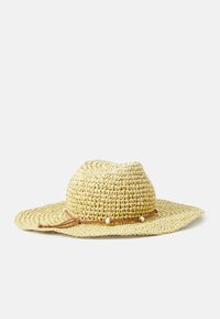 Sombrero de paja tejido en amarillo pálido, con un ala ancha y una corona redonda. Acentuado con un cordón marrón y cuentas decorativas.