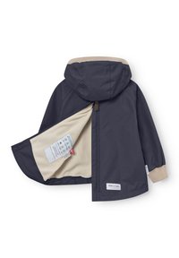Otroški jopič z rdečo kapuco v mornarsko modri barvi z bež notranjo flis podlogo, rebrastimi manšetami, zadnjim zadržkom in oznako blagovne znamke na sprednjem robu.