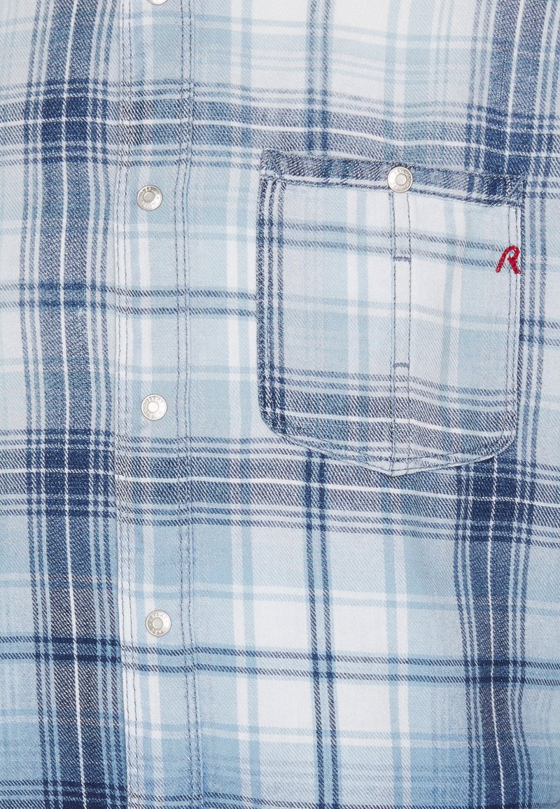 Blau-weiß kariertes Hemd mit einer Tasche, silbernen Knöpfen und kontrastierenden Nähten. Hergestellt aus einem leichten Stoff mit glatter Textur.
