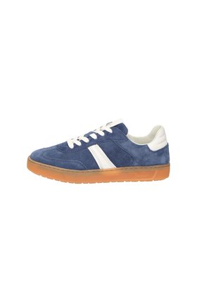 Blaue Wildleder-Sneaker mit weißen Akzentstreifen, runder Spitze und Gummisohle. Mit weißen Schnürsenkeln und einem markierten Seitenlogo.