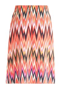 Una gonna di lunghezza al ginocchio con un motivo a zigzag in rosso, rosa, arancione e nero, dotata di una cintura elastica e una trama di tessuto liscia.