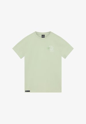 T-shirt en coton vert clair à manches courtes. Présente un graphique imprimé avec un texte et un motif de palmier sur le côté gauche de la poitrine. Texture douce.