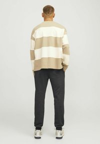 Jack & Jones JOGGING REGULAR FIT - Pantalones deportivos - black