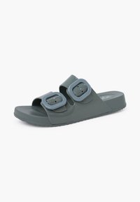 Groene rubberen schuif sandaal met twee verstelbare gespen, platte zool en getextureerde loopzool. Ontworpen voor comfort en casual gebruik.