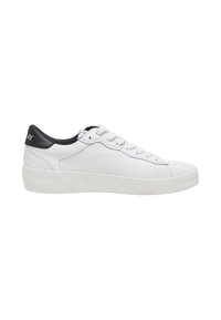 Baskets basses blanches avec lacets et semelle blancs, languette noire au talon et détails de couture discrets sur fond blanc uni.