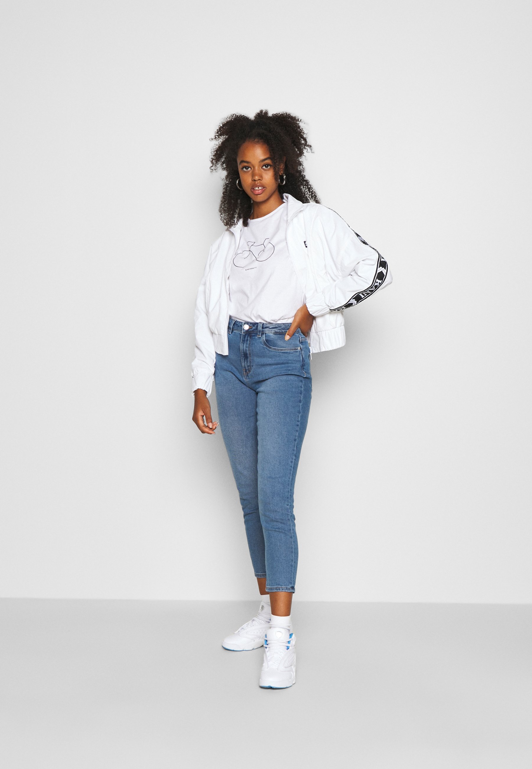 Vero Moda VMJOANA HR STRCH MOM ANK J VI395 GA - Laisvo kirpimo džinsai -  light blue denim/šviesiai mėlyno džinso - Zalando.lt