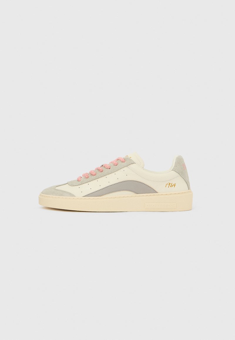 Pantof sport din piele intoarsa crem si gri deschis, cu sireturi roz, detalii perforate si talpa din cauciuc bej. Accesoriu auriu inscriptionat cu „1964.”