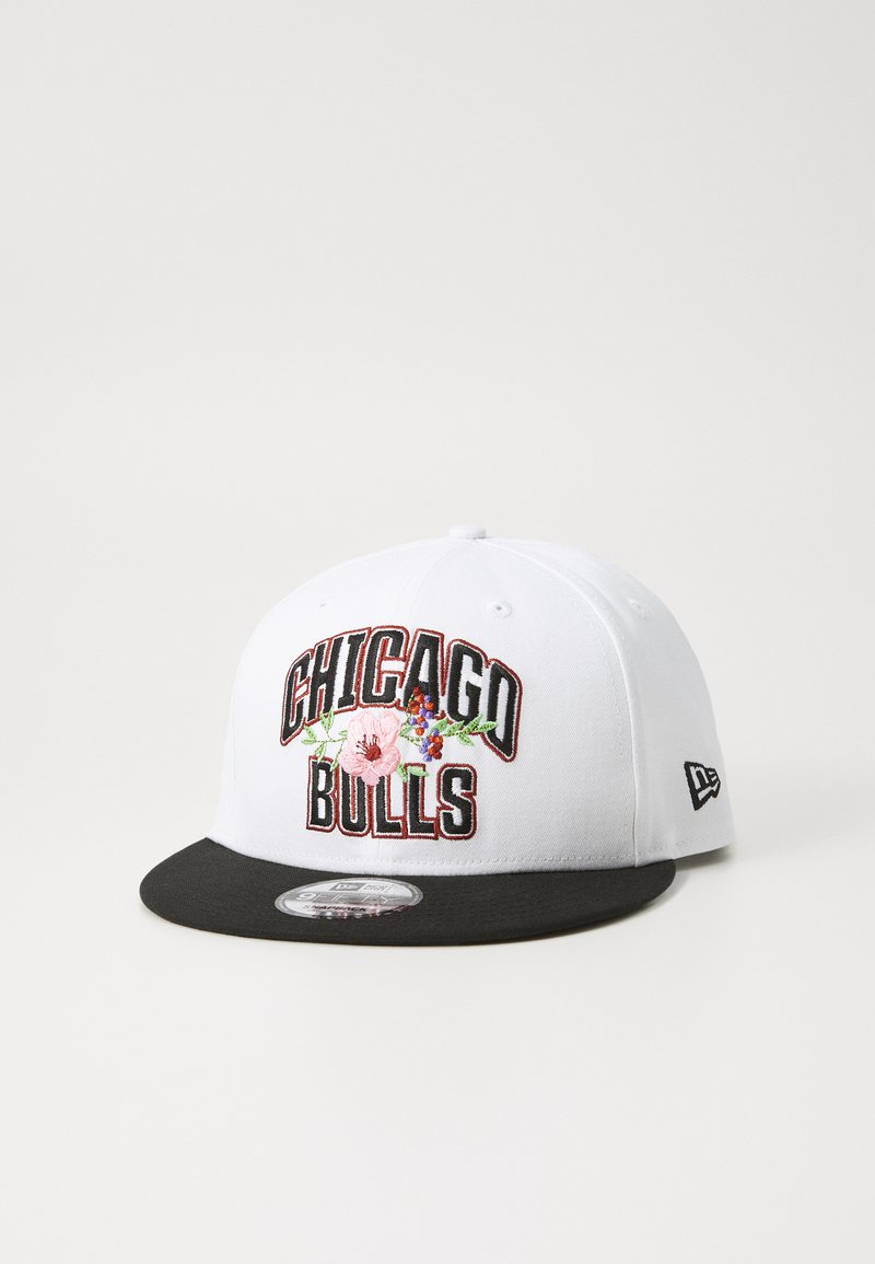 Boné de beisebol branco com aba preta, apresentando texto bordado "Chicago Bulls" e detalhes florais em rosa, vermelho e verde.
