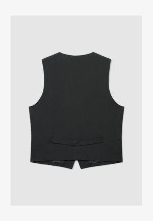 Gilet formel noir sans manches avec sangle arrière ajustable et boucle, présenté à plat sur un fond gris clair.