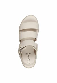 Sandale beige clair avec trois larges brides, boucle ajustable et texture lisse. Dotée d'un pied en mousse douce pour plus de confort.