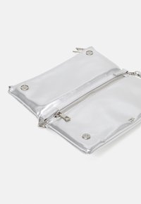 PARFOIS ENVELOPE BAG CREPE  - Clutch - silver-coloured