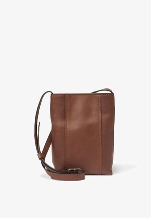 Brun läder axelväska med en slät yta, rektangulär form, justerbar rem och synliga sömnadsdetaljer.