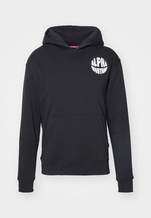 Moletom preto feito de um tecido misto de algodão. Apresenta um bolso canguru na frente, logotipo branco no lado esquerdo do peito e punhos e barra canelados.