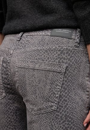 Grijze broek met een luipaardprintpatroon, gemaakt van denim. Voorzien van twee achterzakken en een merklabel aan de tailleband.