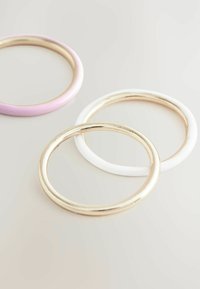 Kolm bangles komplekt: üks läikiv helesinine, üks läikiv valge ja üks metallik kuldne, kõik sujuva ja ümarama kujundusega.