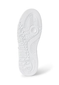 Weiße Sneaker-Sohle mit strukturierten Grip-Mustern, kreisförmigen Akzenten und gebrandetem Schriftzug. Verfügt über verschiedene geometrische Designs und eine glatte Oberfläche.