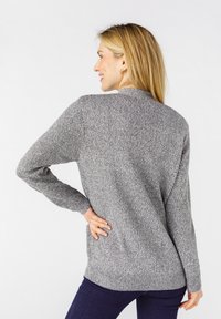 Maglione grigio lavorato a maglia con una vestibilità rilassata, maniche lunghe, polsini e orlo a costine. Motivo testurizzato su tutta la superficie, con scollo rotondo.
