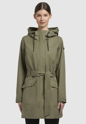 Veste imperméable vert olive avec une capuche à cordon, taille ceinturée, deux poches avant et fermeture à boutons-pression. Texture de tissu lisse et léger.