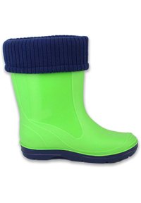 Neon groene rubberen laars met een marineblauwe geribbelde stofrand. Heeft een gestructureerd oppervlak en een ronde teen, ontworpen voor natte omstandigheden.