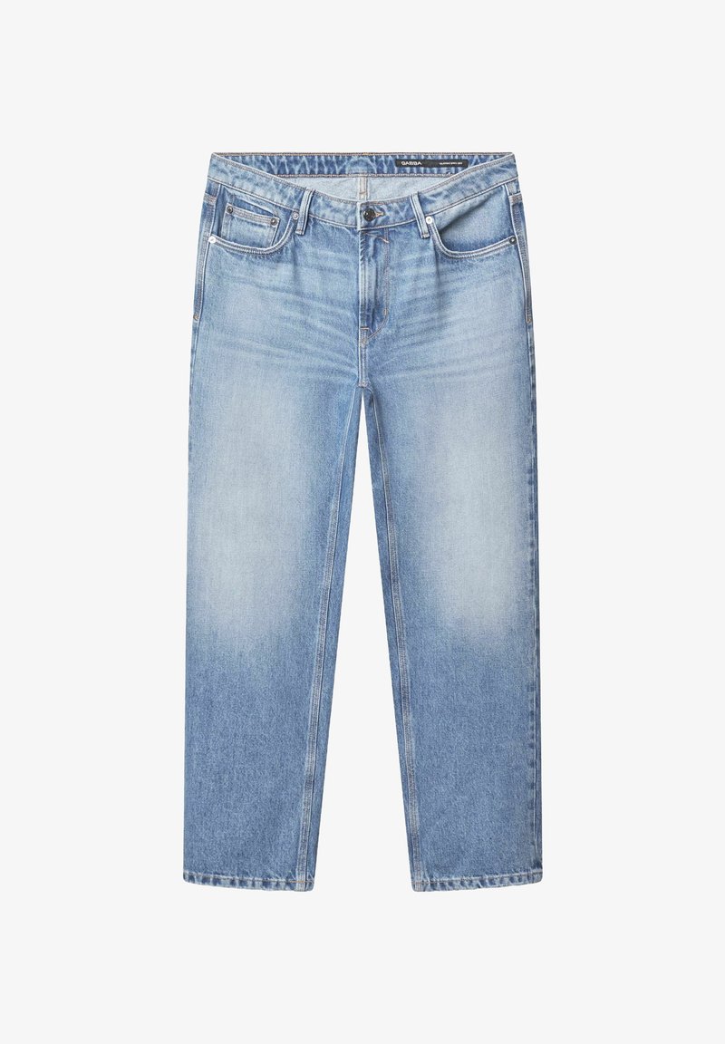 Jean en denim bleu clair avec une coupe droite, cinq poches et une fermeture à bouton à l'avant. Présente des sections décolorées et des coutures visibles.